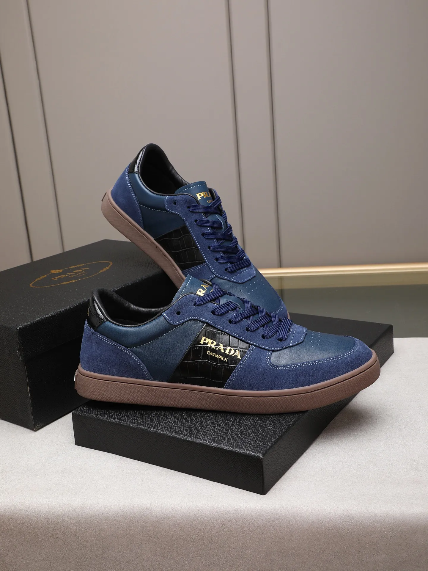 Men's shoes💰420💰 Brand: PRADA (Prada) Standard code: Men's code 38–44 (45 can be customized) Material: Original cowhide, breathable sheep lining Special outsole Style category: Men's fashionable casual sneakers Low-key luxury! Color: actual picture color